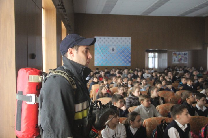 Pupils of a Chisinau high school trained fire safety rules (photo)