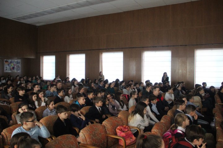 Pupils of a Chisinau high school trained fire safety rules (photo)