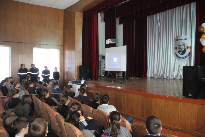 Pupils of a Chisinau high school trained fire safety rules (photo)