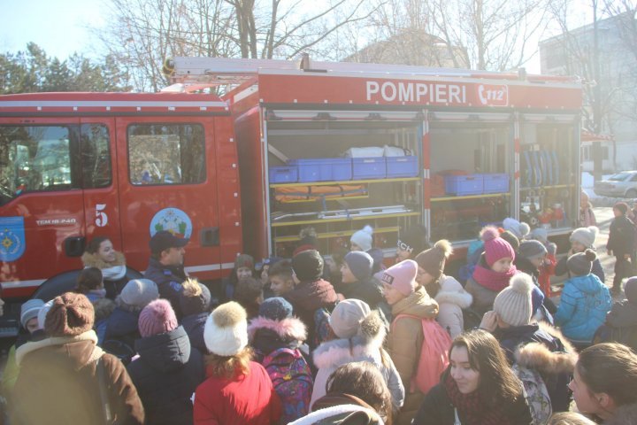 Pupils of a Chisinau high school trained fire safety rules (photo)