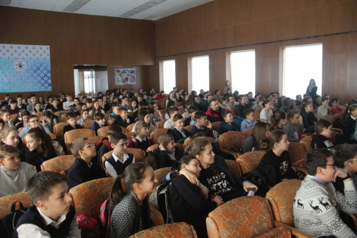 Pupils of a Chisinau high school trained fire safety rules (photo)