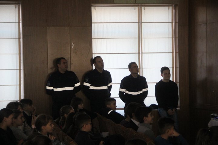 Pupils of a Chisinau high school trained fire safety rules (photo)