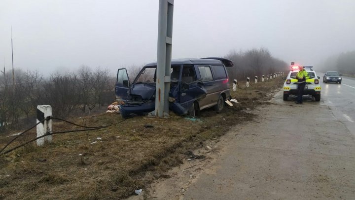 Grave accident in Straseni. A minibus hit a pylon: Four persons have been transported to the hospital