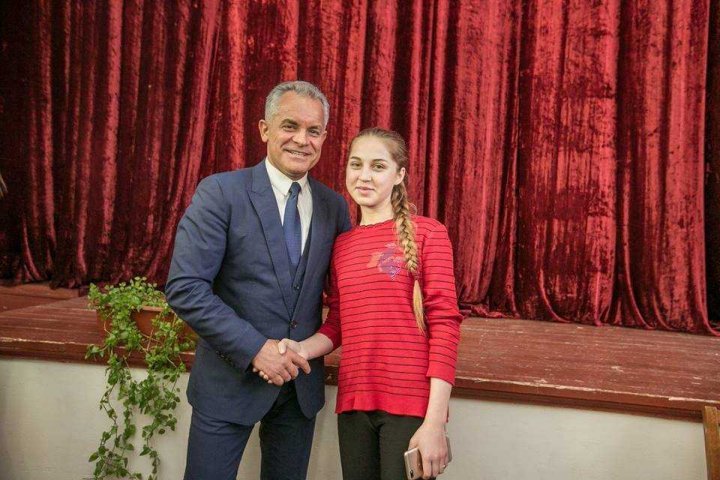 Vlad Plahotniuc visited several schools from Nisporeni and met his weightlifting coach from childhood