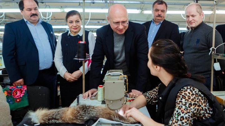 PDM delegation, headed by Pavel Filip visited employees of factory in Soroca. They rejoice as foreign investment ensures their jobs at home 