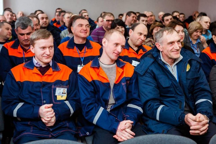 PDM delegation, headed by Pavel Filip visited employees of factory in Soroca. They rejoice as foreign investment ensures their jobs at home 