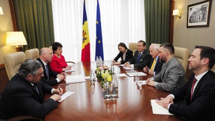 PM Pavel Filip exchanged views with IRI observers on conduct of elections 