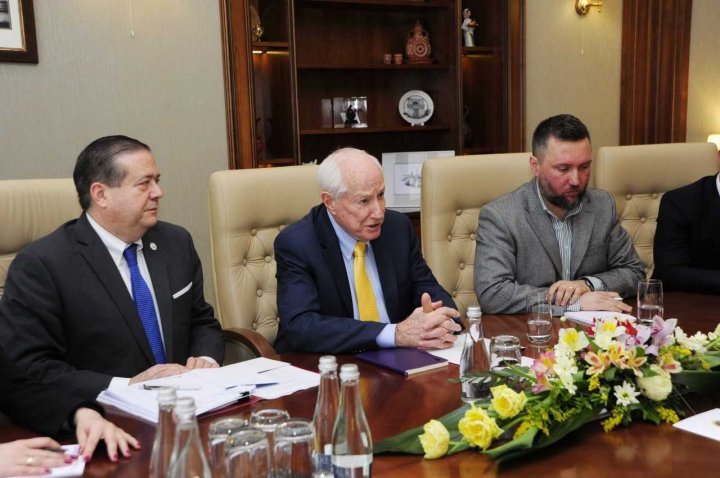 PM Pavel Filip exchanged views with IRI observers on conduct of elections 