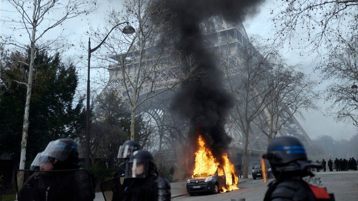 Violent Yellow Vest protesters showed no sign of letting up pressure on the government 