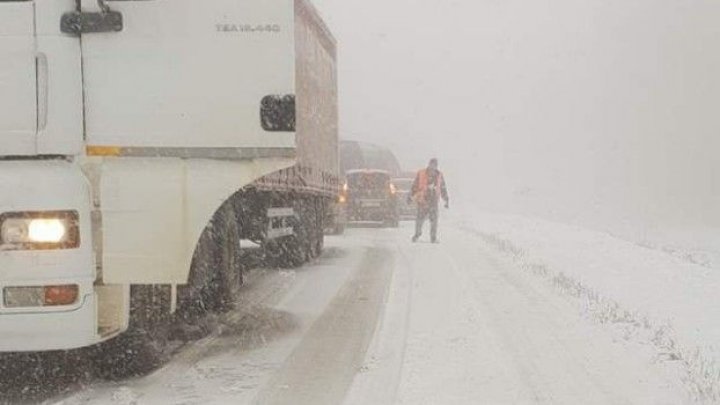 Truck blocks traffic owing to awful weather (video/photo)