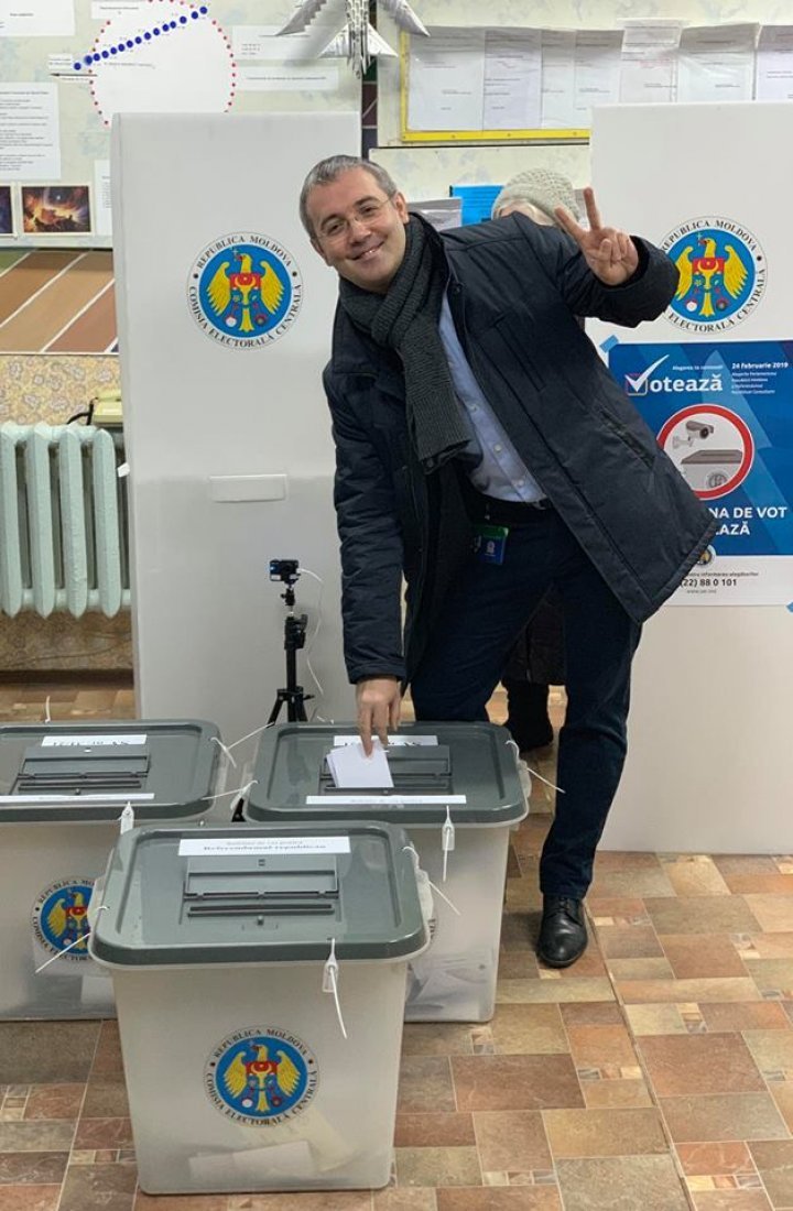 Sergiu Sirbu voted: For people who love the country. Let us continue together the good things already begun for Moldova