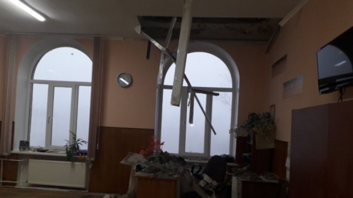 Thrilling! Ceiling fell over teacher's desk in Balti classroom 