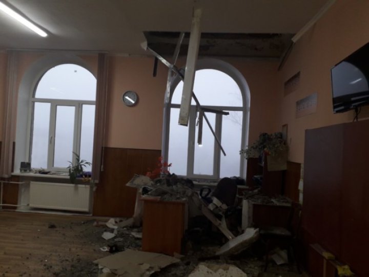 Thrilling! Ceiling fell over teacher's desk in Balti classroom 