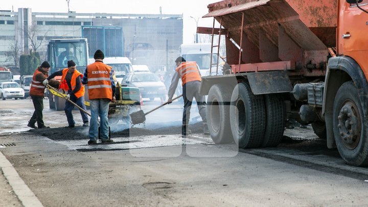 Chisinau turned in building site. Road workers start to repair the holes 