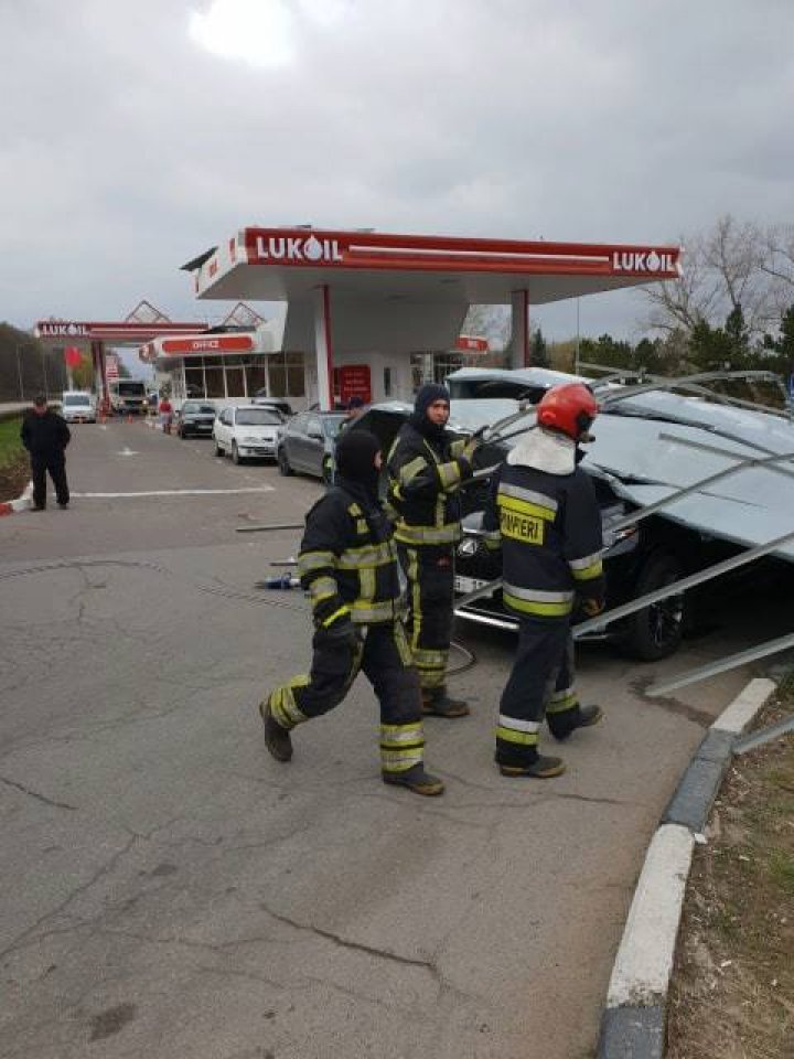 Strong wind caused damages in Capital. Roof of gas station was broken (PHOTO)