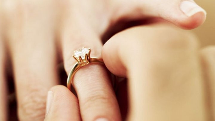 Love blossoms in the air: Couple from Capital announced engagement inside balloon 