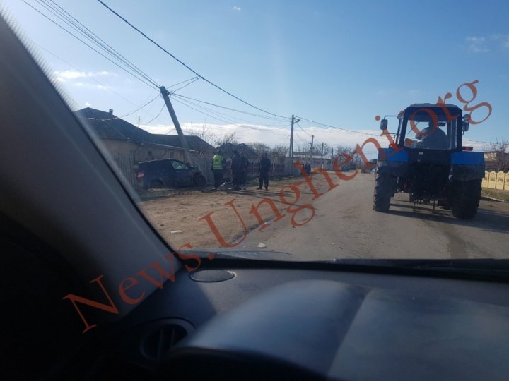 Grave accident in Ungheni. Car hit electricity pylon and destroyed fence (PHOTO)