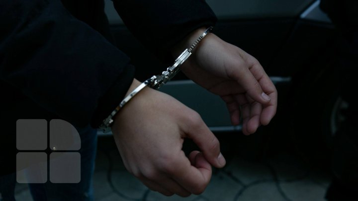 One of Sculeni customs inspectors detained for corruption, receives 30 days of home arrest