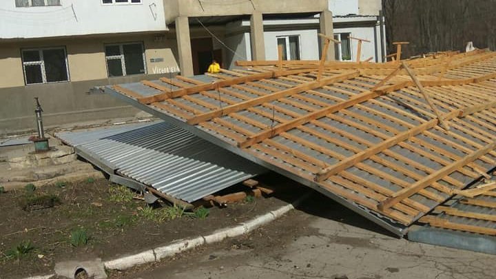 Balti affected by gale: Strong wind snatched roof of a five-storey block of flats and damaged trolleybus lines