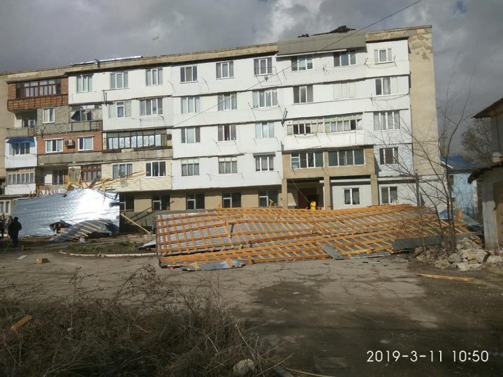 Balti affected by gale: Strong wind snatched roof of a five-storey block of flats and damaged trolleybus lines