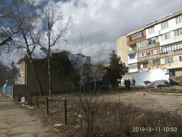 Balti affected by gale: Strong wind snatched roof of a five-storey block of flats and damaged trolleybus lines