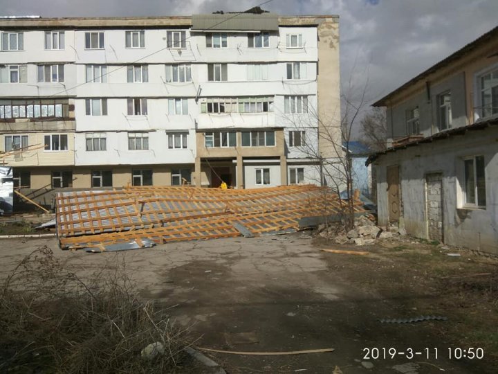 Balti affected by gale: Strong wind snatched roof of a five-storey block of flats and damaged trolleybus lines