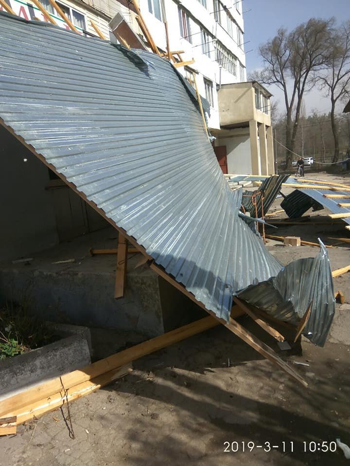 Balti affected by gale: Strong wind snatched roof of a five-storey block of flats and damaged trolleybus lines