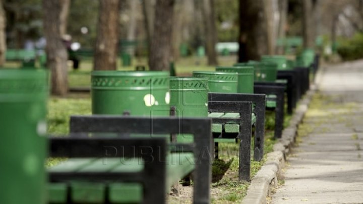 Group of volunteers carried out campaign to clean up parks in Botanica from Capital 