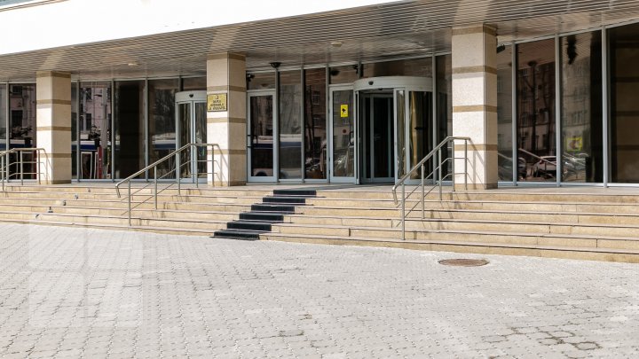 National Bank's notably exhibition grabs rapt attention of Moldova students (photoreport)