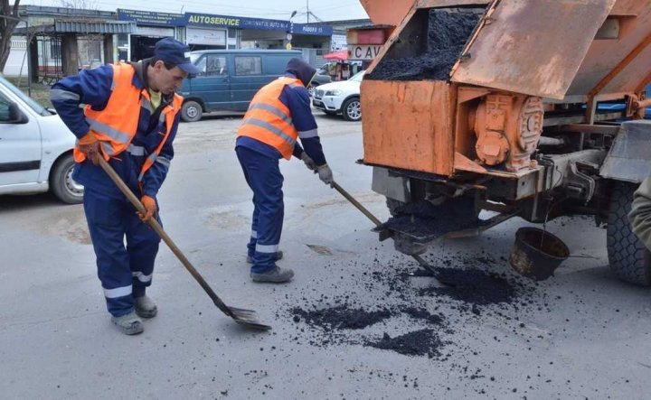 Chisinau turned in building site. Road workers start to repair the holes 