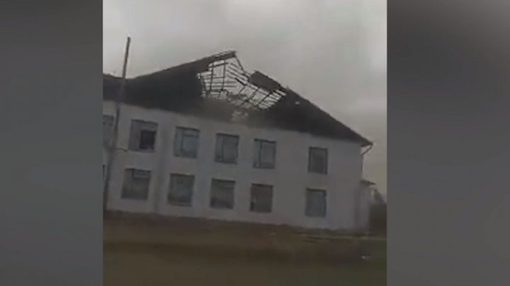 Footage of strong wind destroying roof of a school 