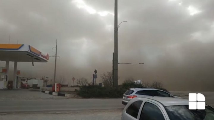 Frightening video filming Fălești covered amid dust storm in seconds 