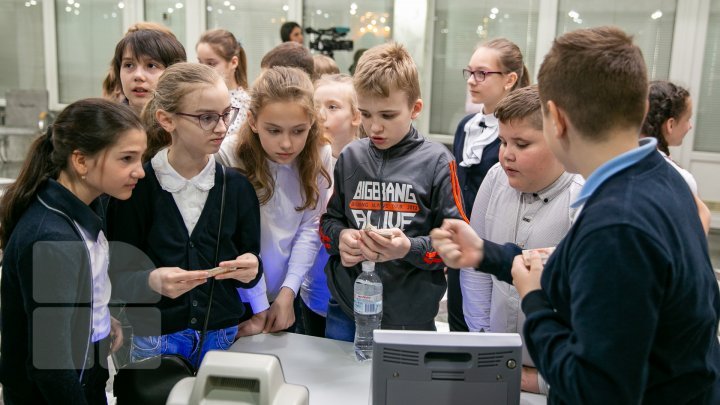 National Bank's notably exhibition grabs rapt attention of Moldova students (photoreport)