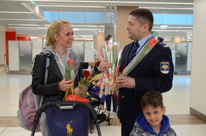 Custom Officers offered all ladies passing border at Palanca and Chisinau International Airport (photoreport)