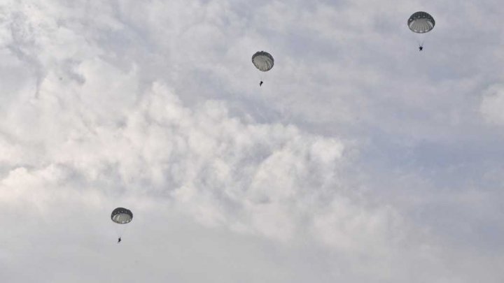 Watch inspiring video when Military troops of National Army performed parachute jumps (video)