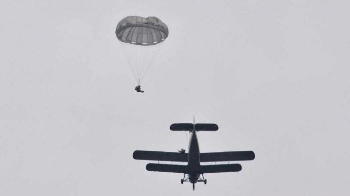 Watch inspiring video when Military troops of National Army performed parachute jumps (video)