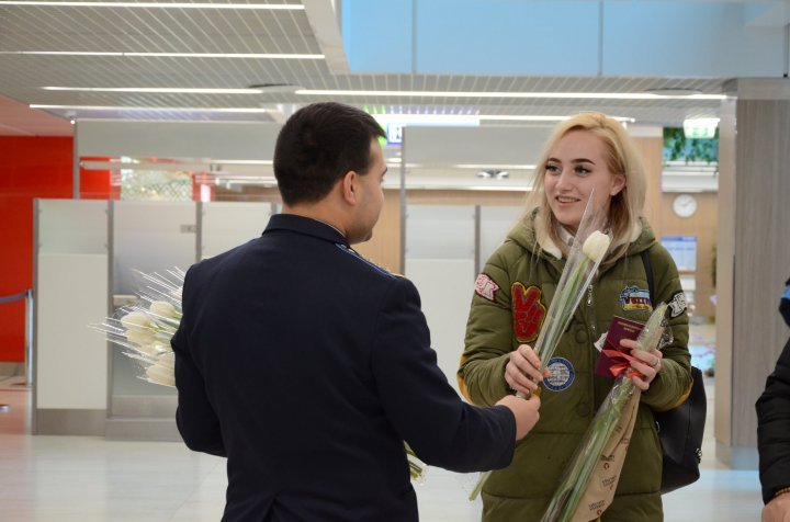 Custom Officers offered all ladies passing border at Palanca and Chisinau International Airport (photoreport)