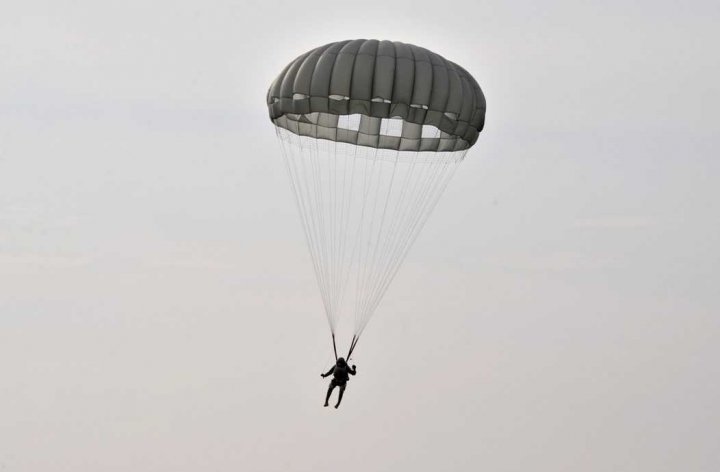 Watch inspiring video when Military troops of National Army performed parachute jumps (video)