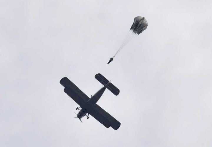 Watch inspiring video when Military troops of National Army performed parachute jumps (video)