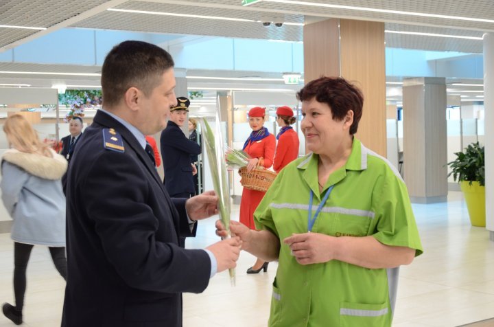 Custom Officers offered all ladies passing border at Palanca and Chisinau International Airport (photoreport)