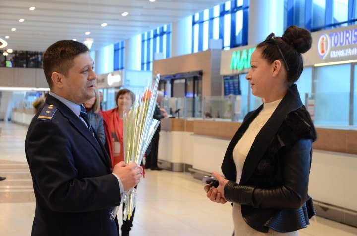 Custom Officers offered all ladies passing border at Palanca and Chisinau International Airport (photoreport)