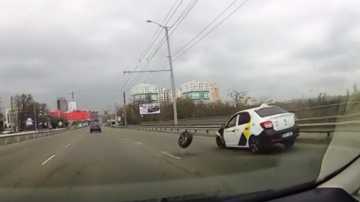 The moment of panic when tire fell of taxi car in Capital 