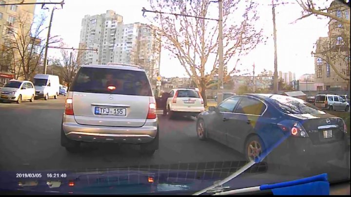 Shocking footage of driver hitting young girl on crosswalk 