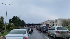 Passengers flow grows these days. More border officers work during Easter holidays