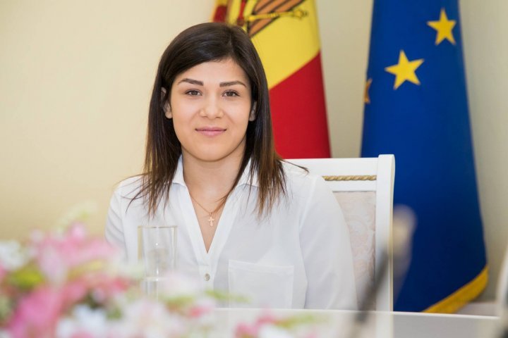 Anastasia Nichita receive papers for her apartment awarded by Moldovan government 