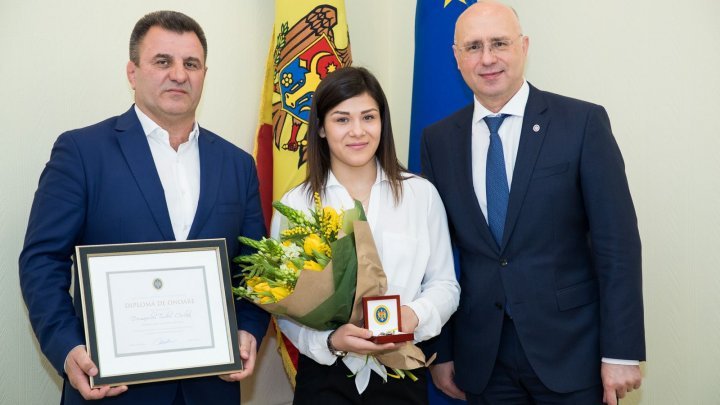 Anastasia Nichita receive papers for her apartment awarded by Moldovan government 