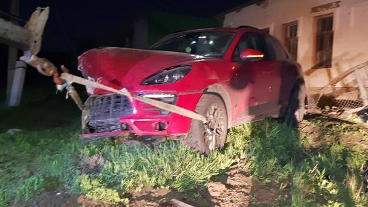 Luxury accident in Causeni district. Porsche hit store from Grigorievca village (PHOTO)