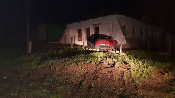 Luxury accident in Causeni district. Porsche hit store from Grigorievca village (PHOTO)