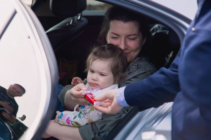 Such a beautiful surprise for children at border crossing points! Sweets and greetings from police on Easter 