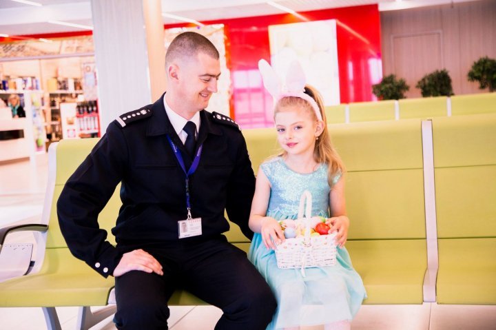 Such a beautiful surprise for children at border crossing points! Sweets and greetings from police on Easter 